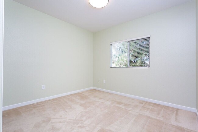 Building Photo - Lovely single-story condo in the community of Rancho Mission Trails!
