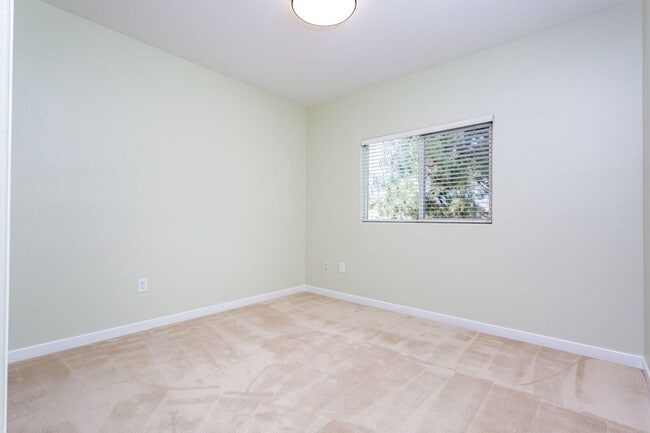 Building Photo - Lovely single-story condo in the community...