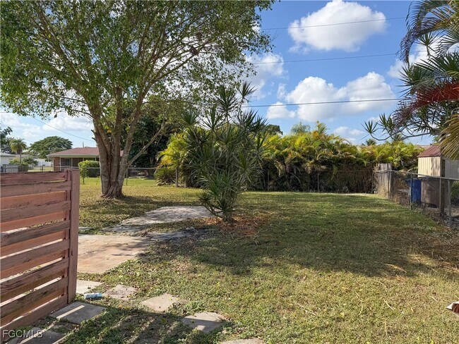 Building Photo - 348 Crestwood Ave