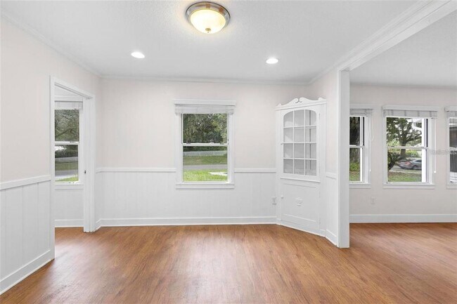 Building Photo - 605 N Amelia Ave