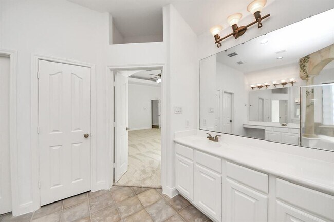Building Photo - 3811 Parkside Dr
