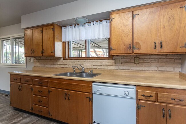 Building Photo - Charming Ranch Style Home in D12!