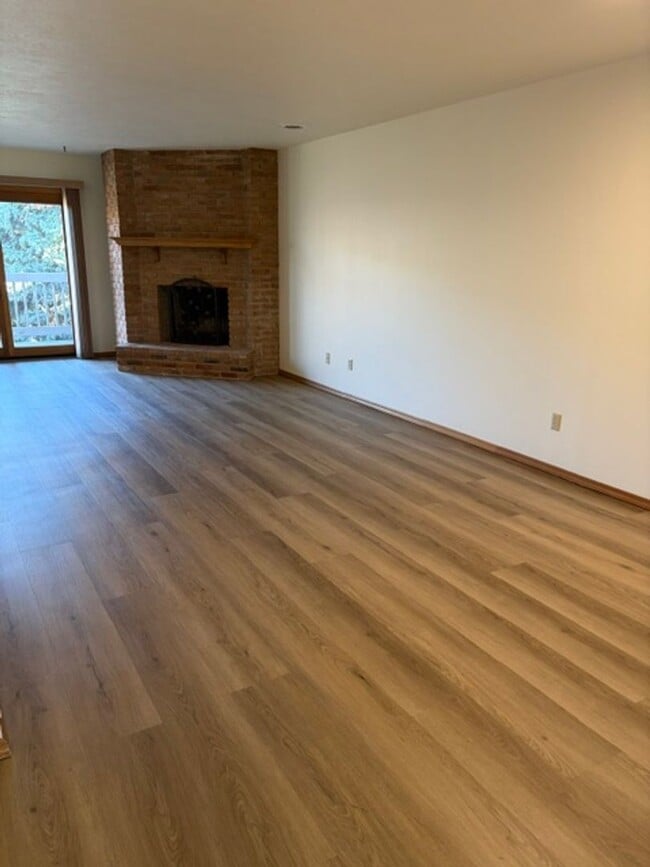 Building Photo - 2 Bedroom 1 Bathroom Condo