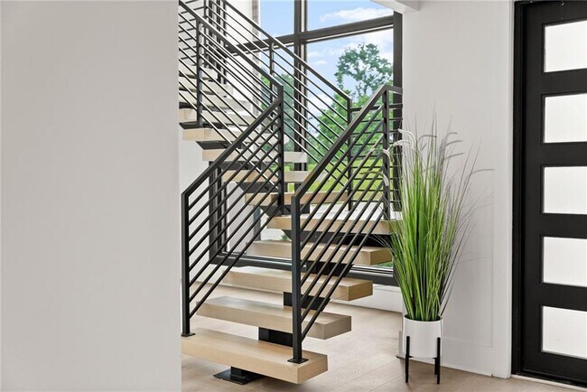 Building Photo - 151 S Pointe Dr