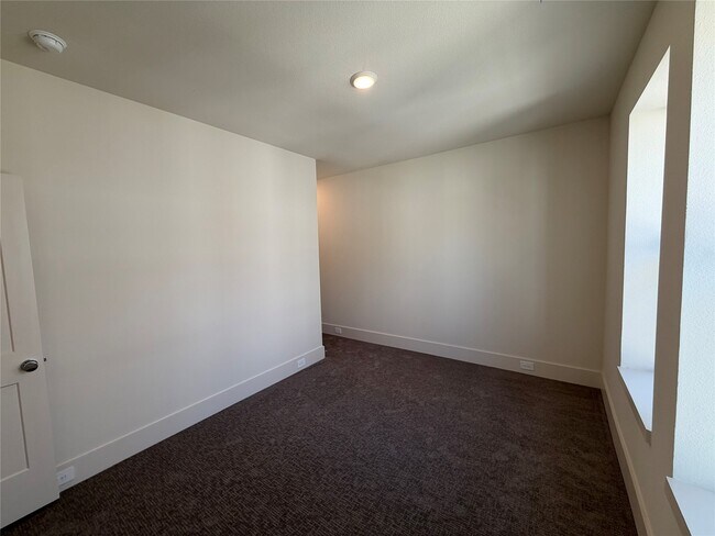 Building Photo - 879 Rachel St