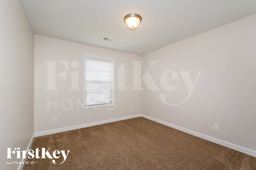 Building Photo - 700 Meadow Cliff Dr