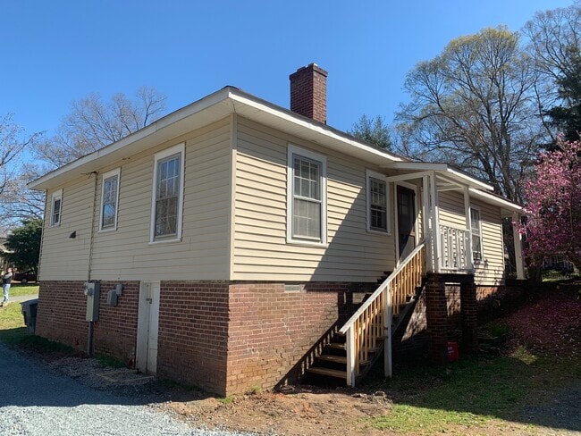 Building Photo - Adorable Two Bedroom Home In Plaza Midwood!