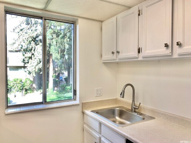 Building Photo - 4860 S Highland Cir