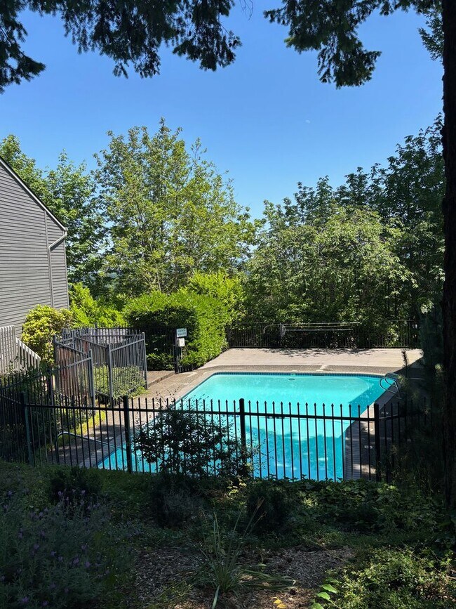 Building Photo - Beautiful 3 bedroom unit near in Lake Oswe...