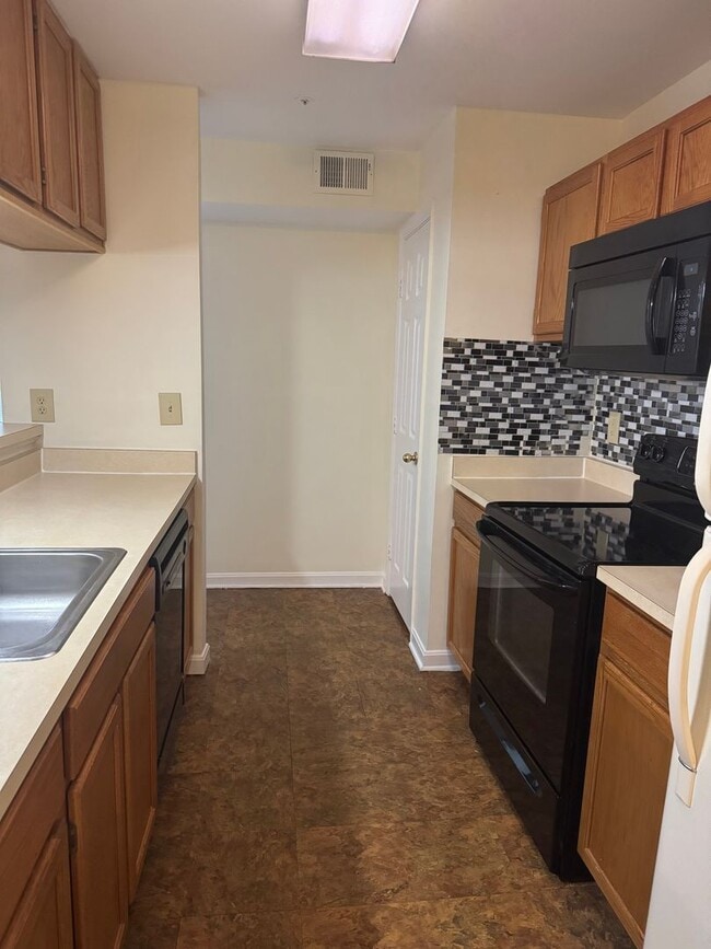 Building Photo - Spacious Ground Floor Condo