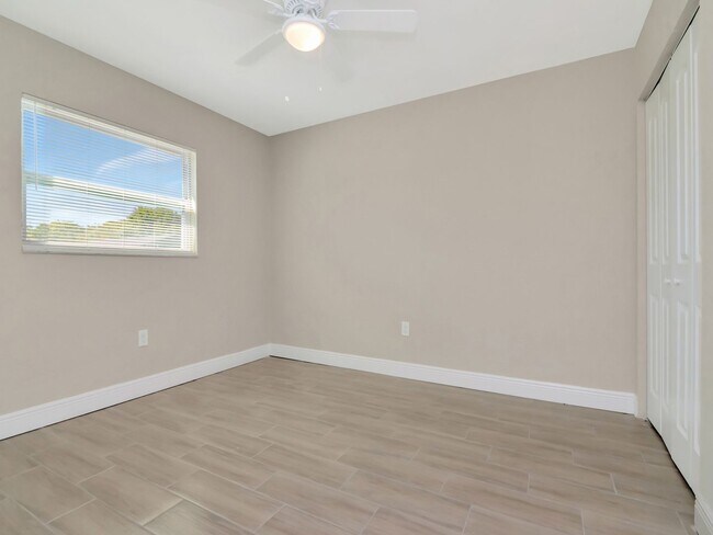 Building Photo - Stunning Newly Renovated 3-Bedroom, 2-Bath Duplex in Prime Bradenton Location!