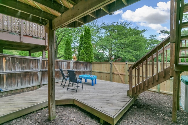 Building Photo - 2883 Sutton Oaks Ln