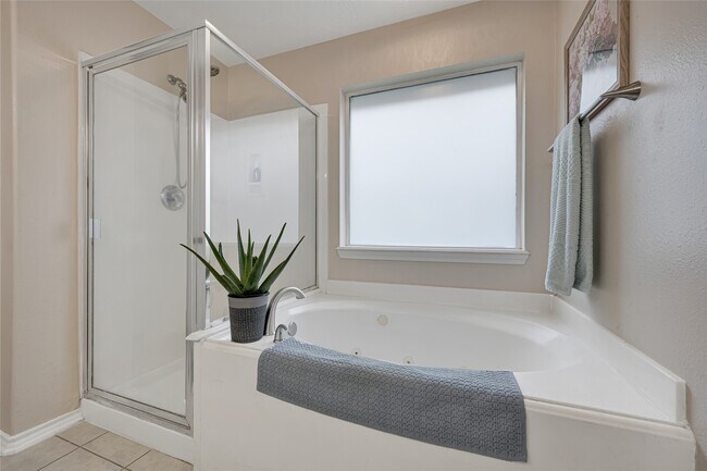 Building Photo - 4102 Caneshaw Dr