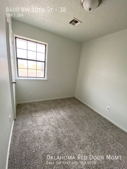 Building Photo - 3 bedroom 1.5 bathroom