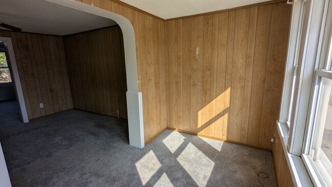 Building Photo - Charming 2-bedroom, 1-bathroom home locate...