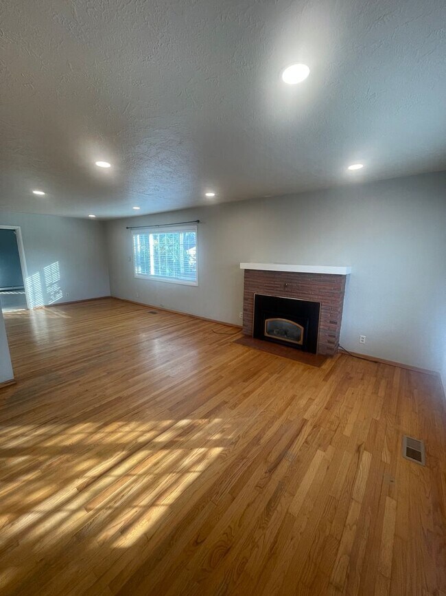 Building Photo - 515 E Elmore St