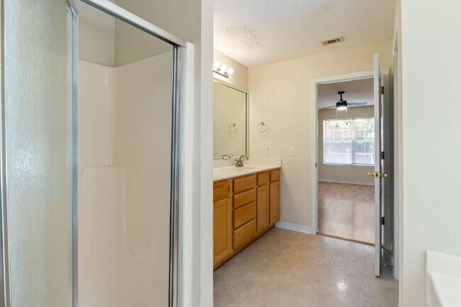 Building Photo - New Home for the Holidays – 4BR/2BA Near N...