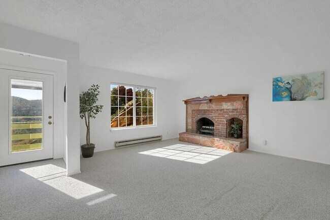 Building Photo - Beautiful 3 Bed Home Perched on a Mountain Side!!