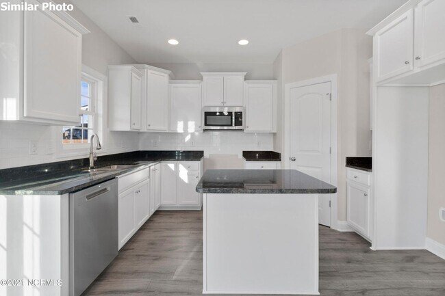 Building Photo - 4 Bedroom with flex space