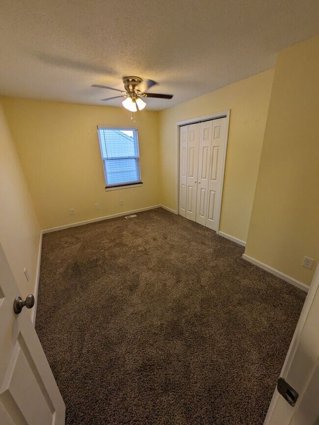 Building Photo - 307 NE Timbercreek Dr