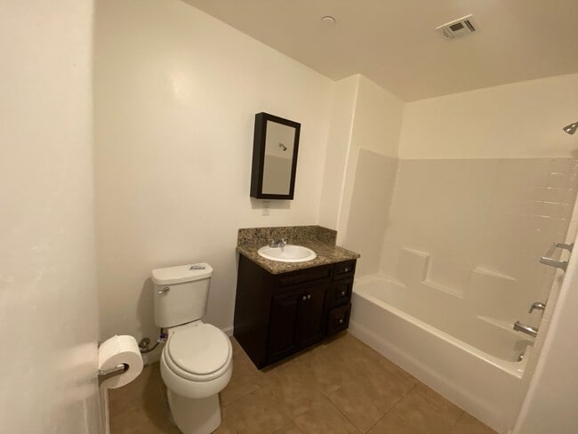 Building Photo - Modern 3-bedroom, 2-bath apartment