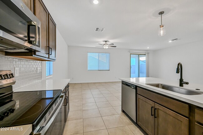 Building Photo - 25303 W Bowker St