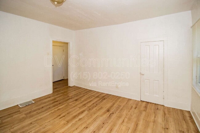 Building Photo - 636 Allyn St