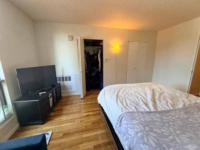 Building Photo - 33 Pond Ave