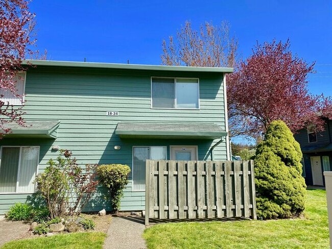 Building Photo - 2 bedroom unit. Pets OK! Lots of upgrades!...