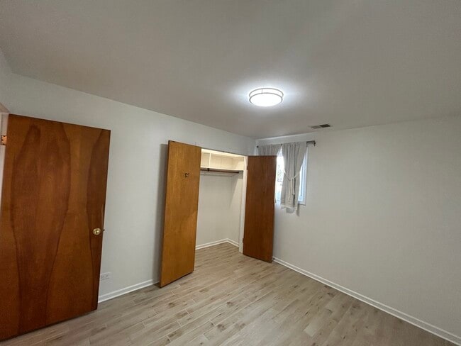 Building Photo - 946 E Grant Dr