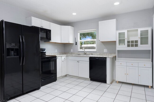 Building Photo - Charming & Rare 4-Bedroom Home in Saint Petersburg!