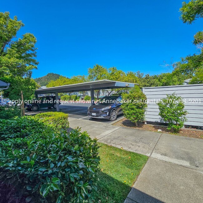 Building Photo - Exquisitely Updated Condo - Must See