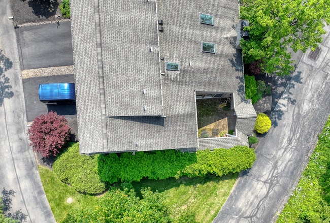 Building Photo - Fox Chapel Luxury Townhome, 4 Bedrooms, 3.5 Bathrooms, 3 Care Garage, Finished Basement.