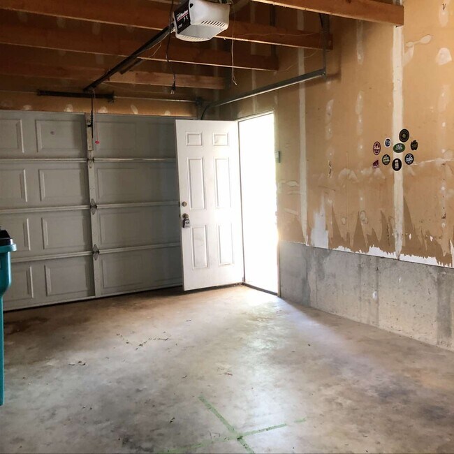 Building Photo - 1033 Cypress Dr