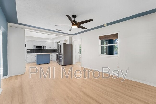 Building Photo - 4939 Woodland Dr