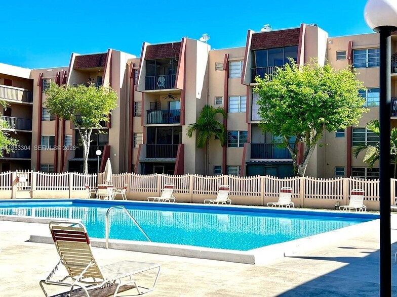 Building Photo - 13715 Kendale Lakes Cir