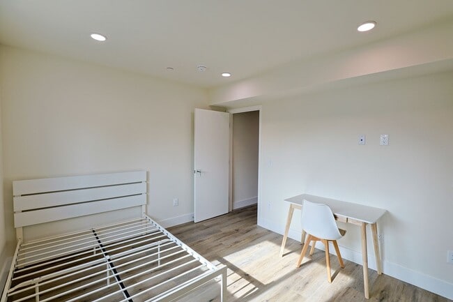 Building Photo - 1422 W 29th St