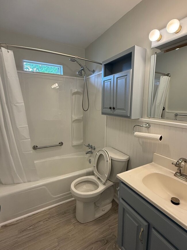 Building Photo - 2BR Duplex with Washer/Dryer + Fresh Updates + Lawn care included