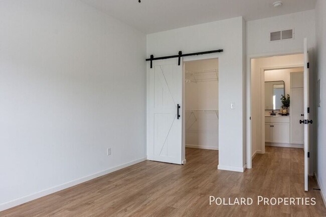 Building Photo - 615 Parkview Dr