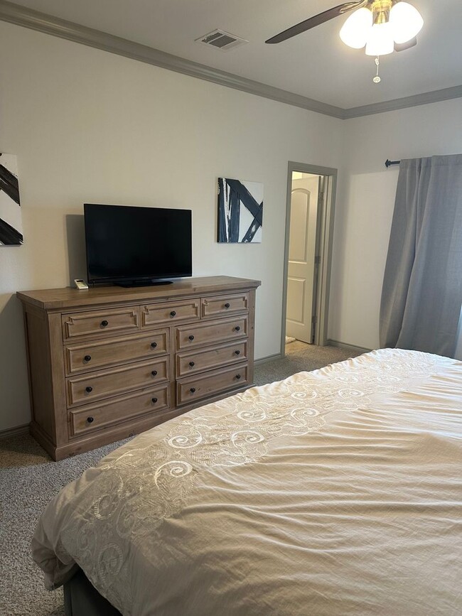 Building Photo - 3/2.5 Townhome in Burleson