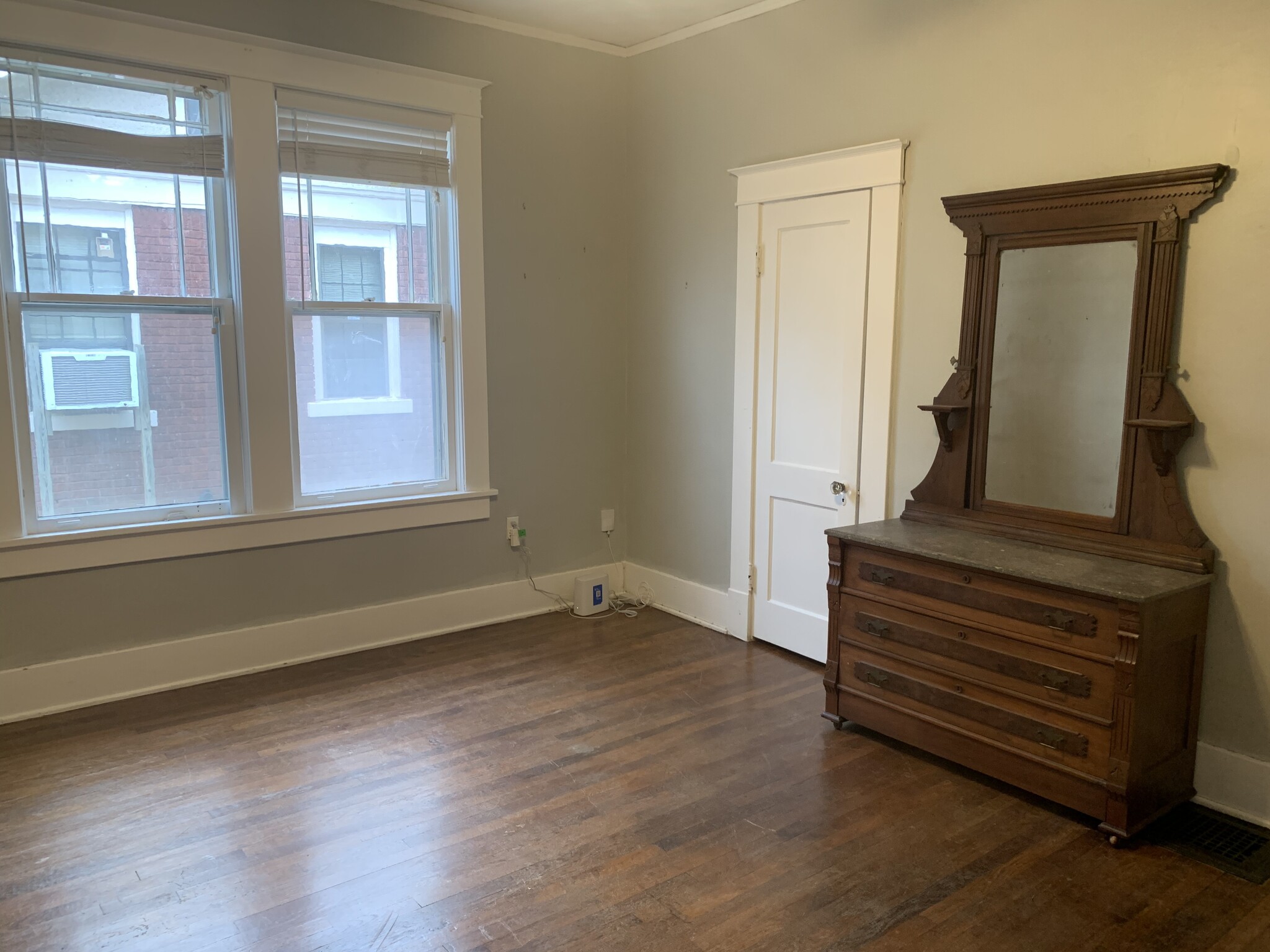 bedroom with dresser - 1939 Nelson Ave