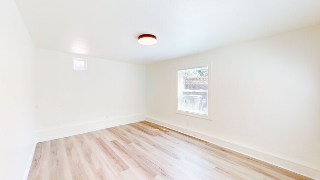 Building Photo - Fantastically Located Garden Apartment