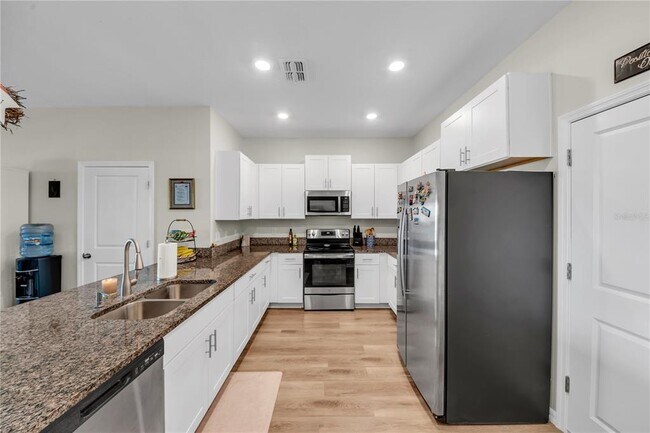 Building Photo - 736 Royal Empress Dr