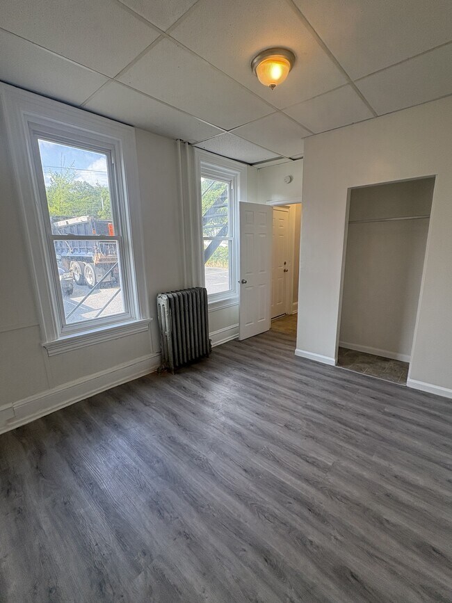 Building Photo - 214 S 13th St