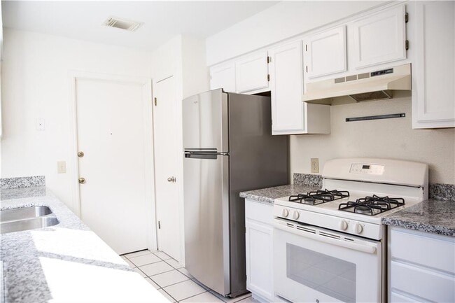 Building Photo - 5912 Shreveport Dr