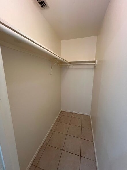 Building Photo - 2220 W Candlelight Ln