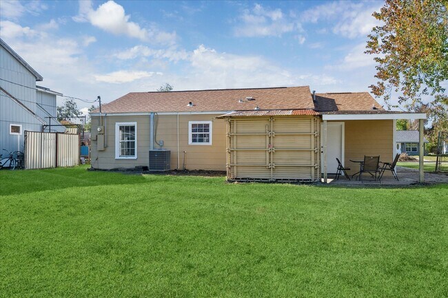 Building Photo - 1900 Oregon St