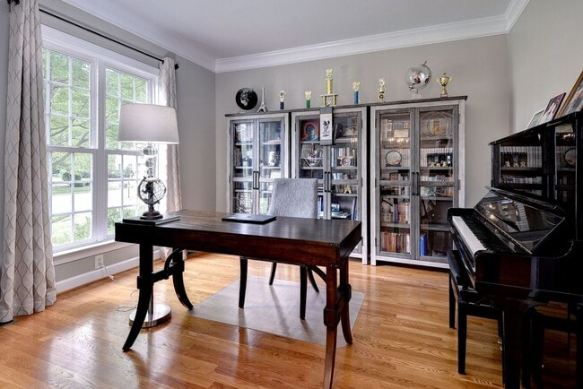 Building Photo - Spacious 5BR/4BA Home in Yorktown – Convenient Location and Comfortable Living