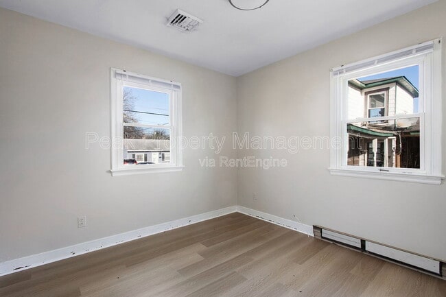 Building Photo - 11 N Fern Ave