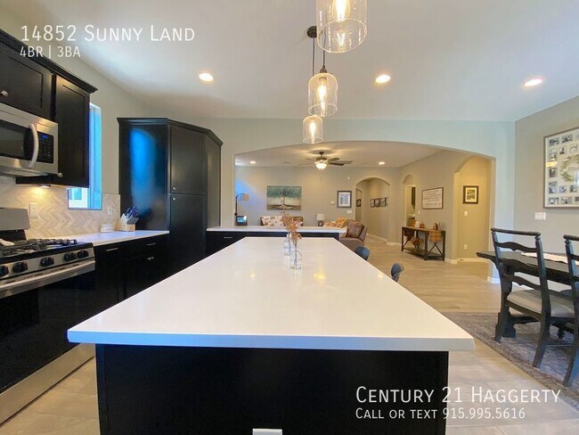 Building Photo - Gorgeous 4 Bedroom Refrig A/C Home